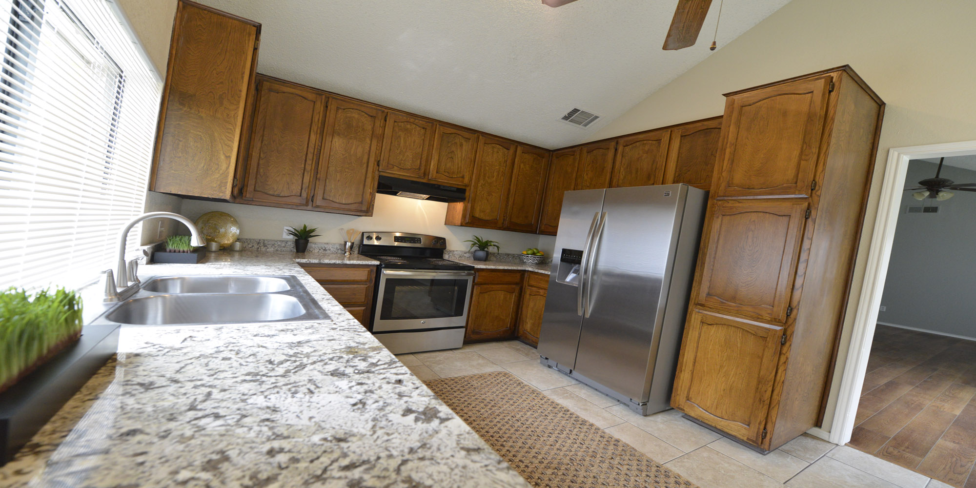 Kitchen New Granite & Great Appliances