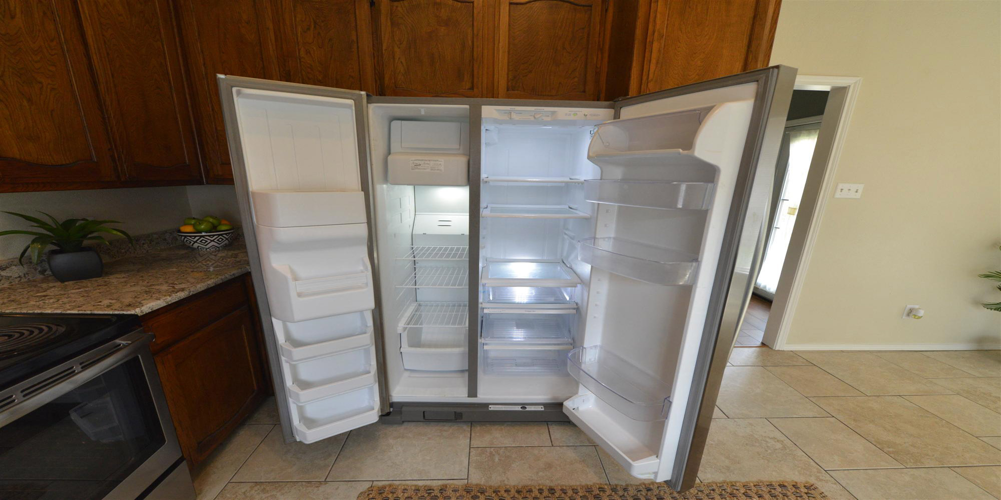 Clean Huge Refrigerator With Ice Maker